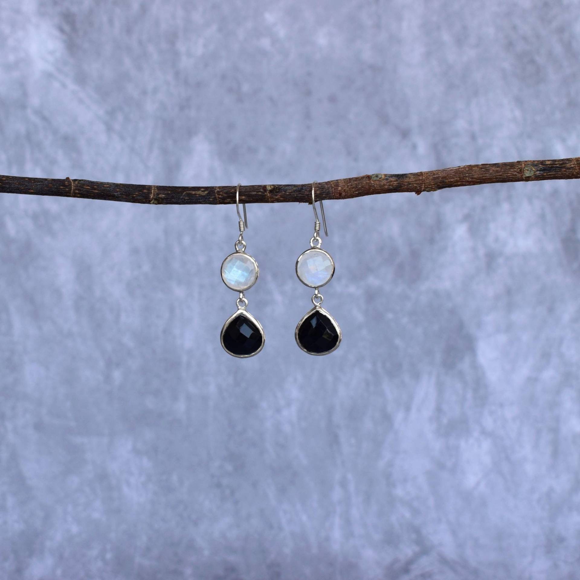 Natürlicher Mondstein Und Schwarzer Onyx, Handgefertigte Cocktail-Ohrringe Aus Sterlingsilber, Zwei Heilende Kristalle Für Frauen, Einzigartige von KeetaLuxury