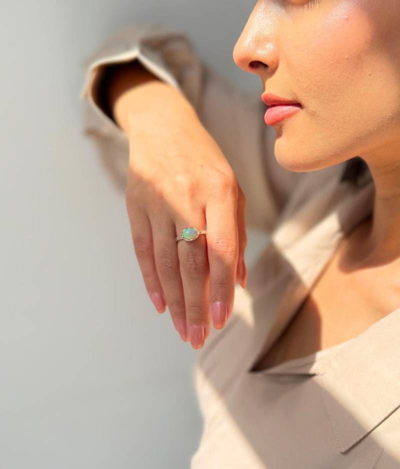 Natürlicher Opal Ring Sterling Silber Klauenring Für Frauen Ovale Form Stilvoller Zierlicher Handgefertigter Heilende Kristalle Schmuck Geschenkideen von KeetaLuxury