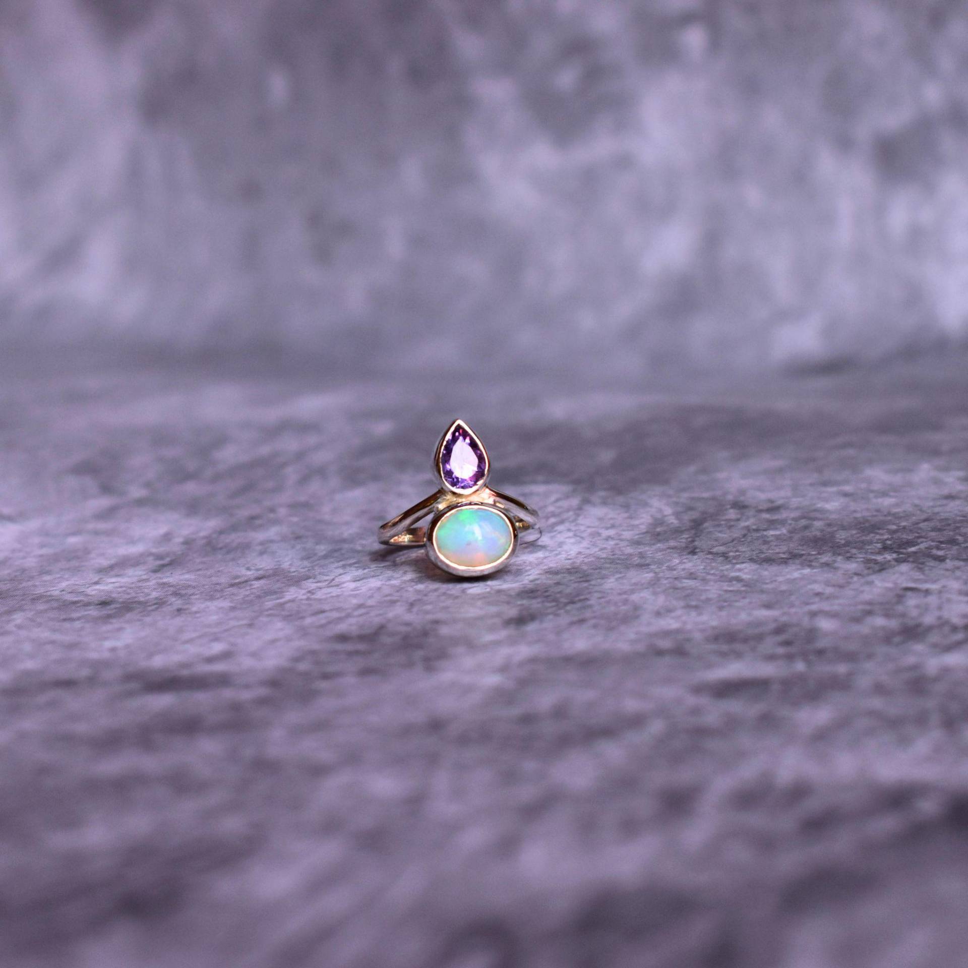 Natürlicher Opal Und Amethyst Ring, Zwei Edelstein Sterling Silber Brautjungfer Geschenk, Geschenk Für Sie, Einzigartige Ring von KeetaLuxury