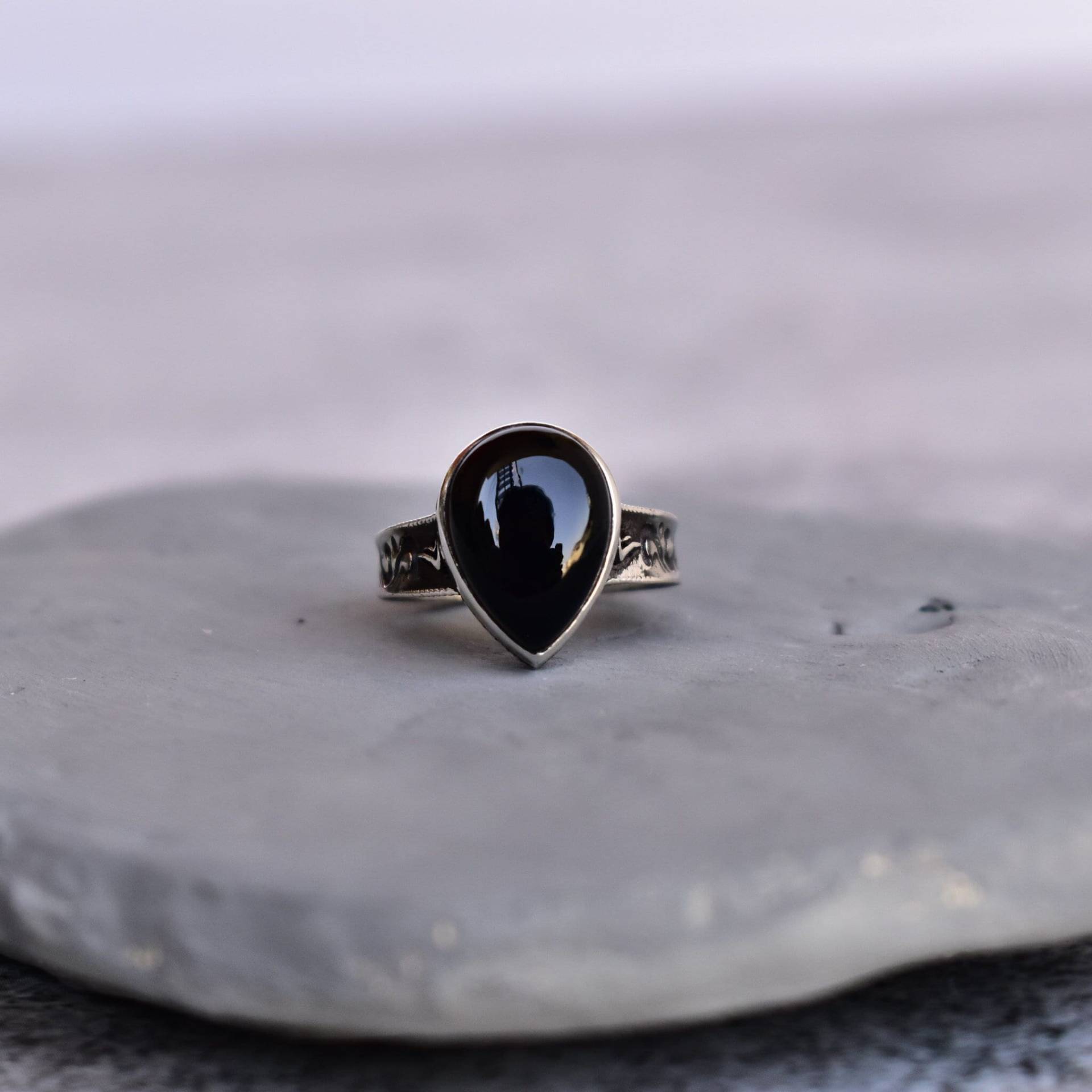 Natürlicher Schwarzer Onyx Ring Vintage Inspirierter Handgemachter Sterling Silberring Schwarzer Steinring Onyxring Natürlicher Schwarzer Onyx Ring Vintage Inspirierter Handgemachter Sterling Silberring Schwarzer Steinring Onyxring von KeetaLuxury