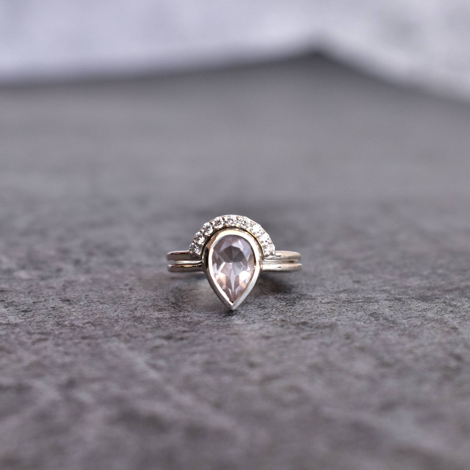 Natürliches Rosenquarz Ring-Set Rosa Quarz Statement Ring Mit Eternity Band Sterling Silber Modering Für Damen Tropfen von KeetaLuxury