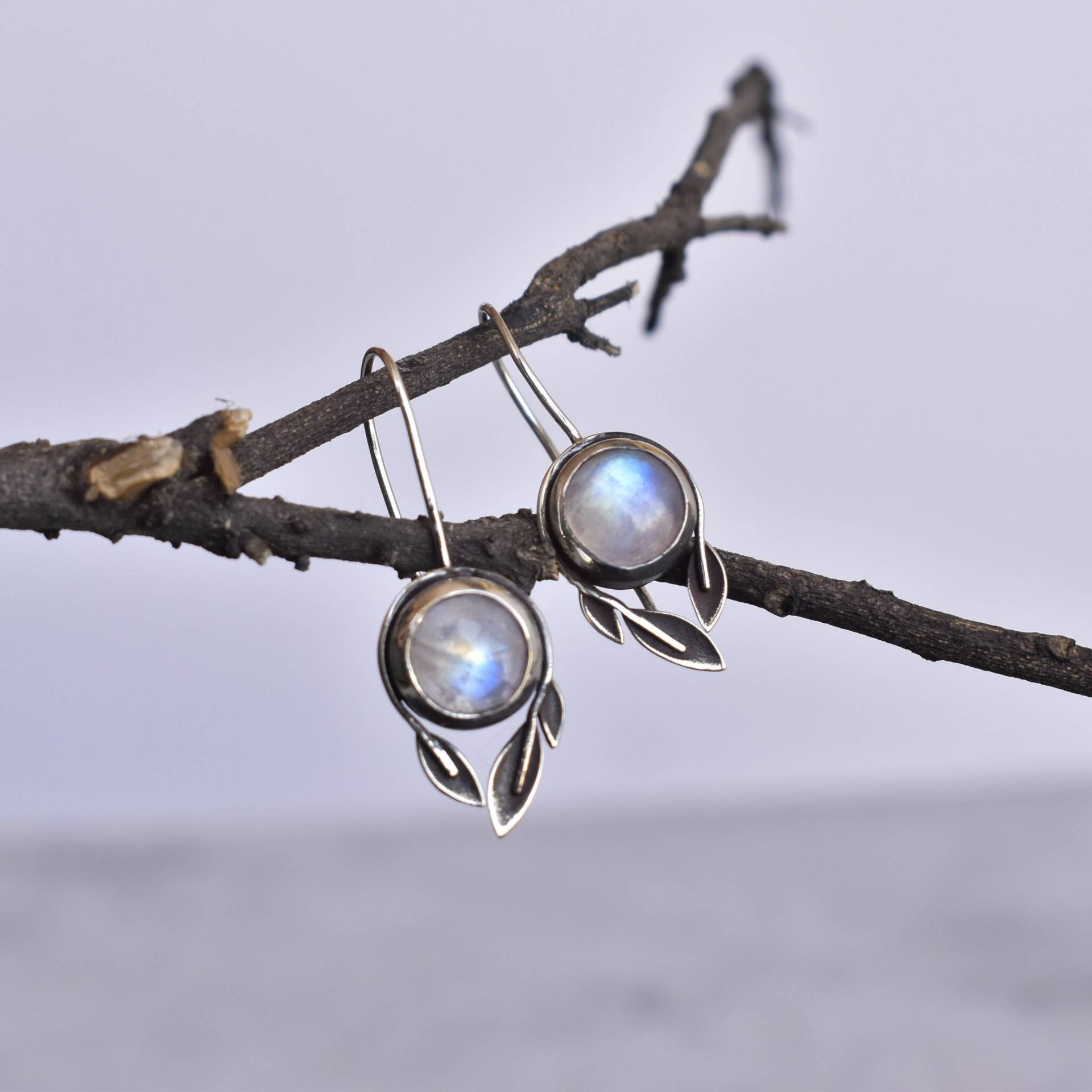 Natur Inspirierter Mondstein Ohrhänger, Ohrring, Oxidierter Regenbogen Mondstein, Ohrhänger Geburtsstein, Brautjungfer Schmuck von KeetaLuxury