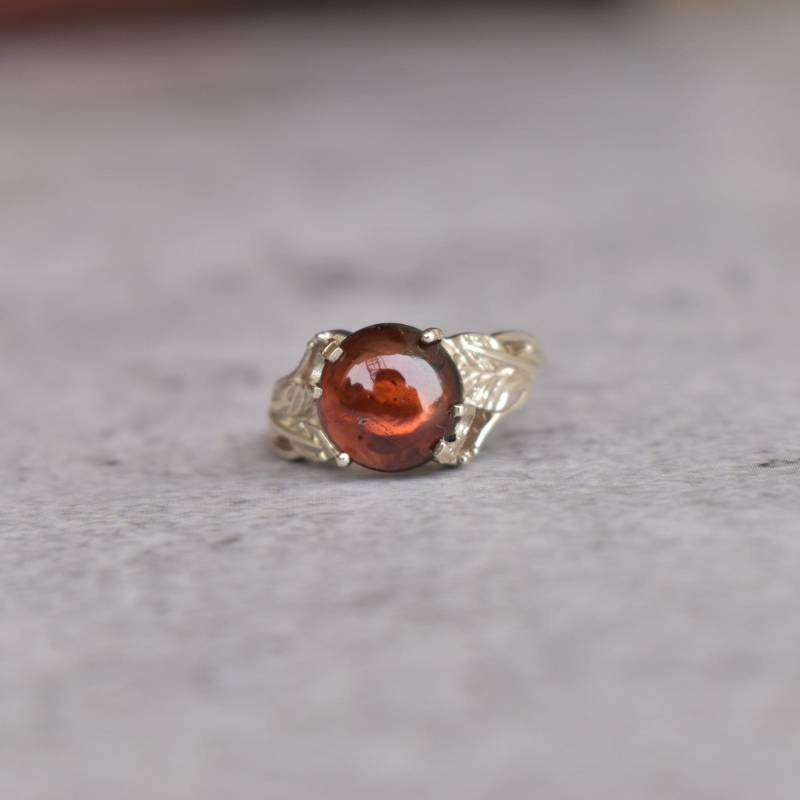 Natur Inspirierter Roter Granat Ring Sterling Silber Verlobungsring Grüner Runder Stein Brautjungfer Geschenk Für Sie von KeetaLuxury