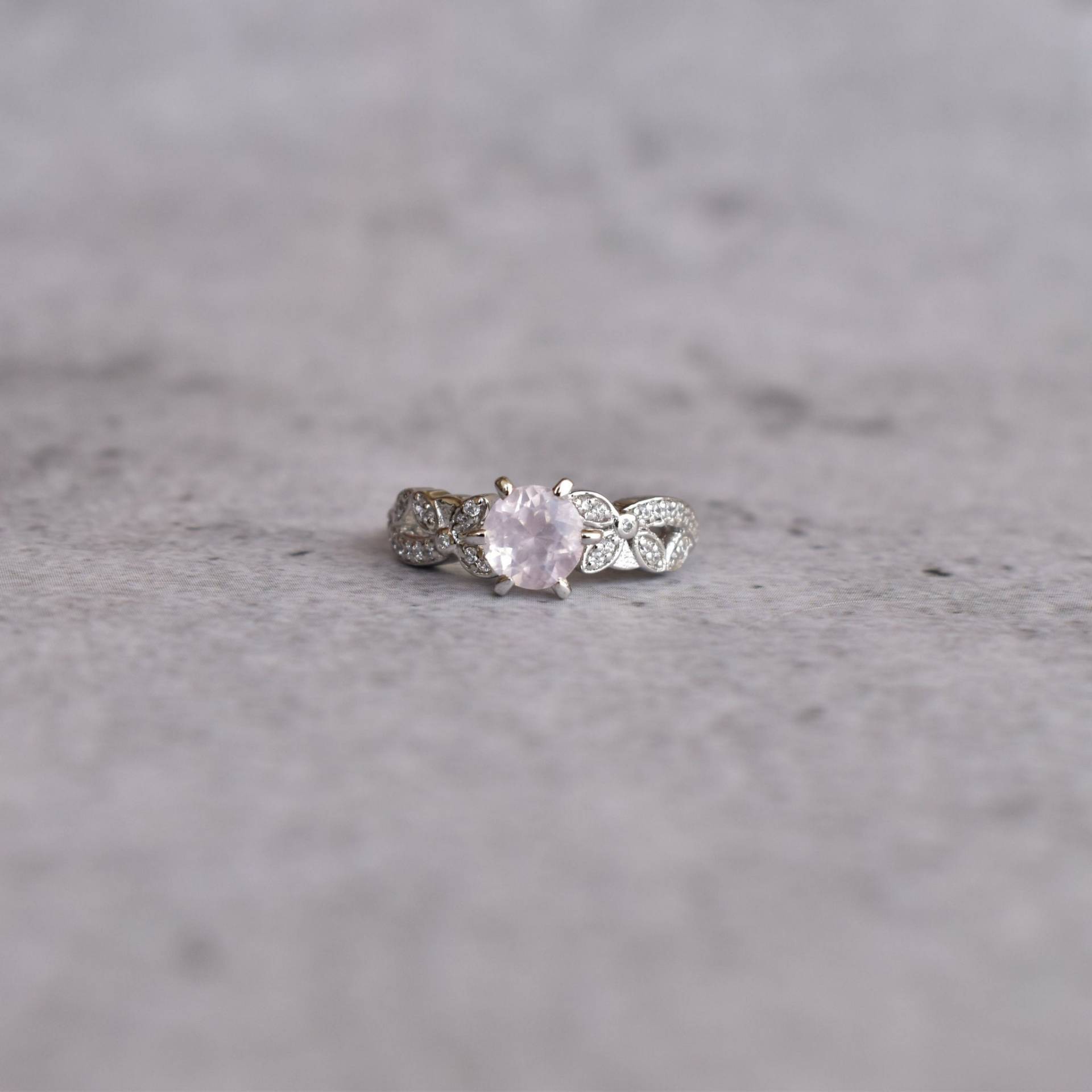 Neuankömmling Halo Natürlicher Rosenquarz & Cz Ring Rhodiniert in Sterling Silber, Jubiläumsring, Verlobungsring, Versprechensring von KeetaLuxury