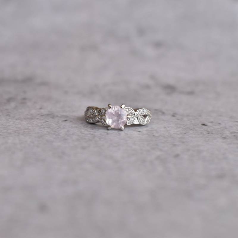 Neuankömmling Halo Natürlicher Rosenquarz & Cz Ring Rhodiniert in Sterling Silber, Jubiläumsring, Verlobungsring, Versprechensring von KeetaLuxury
