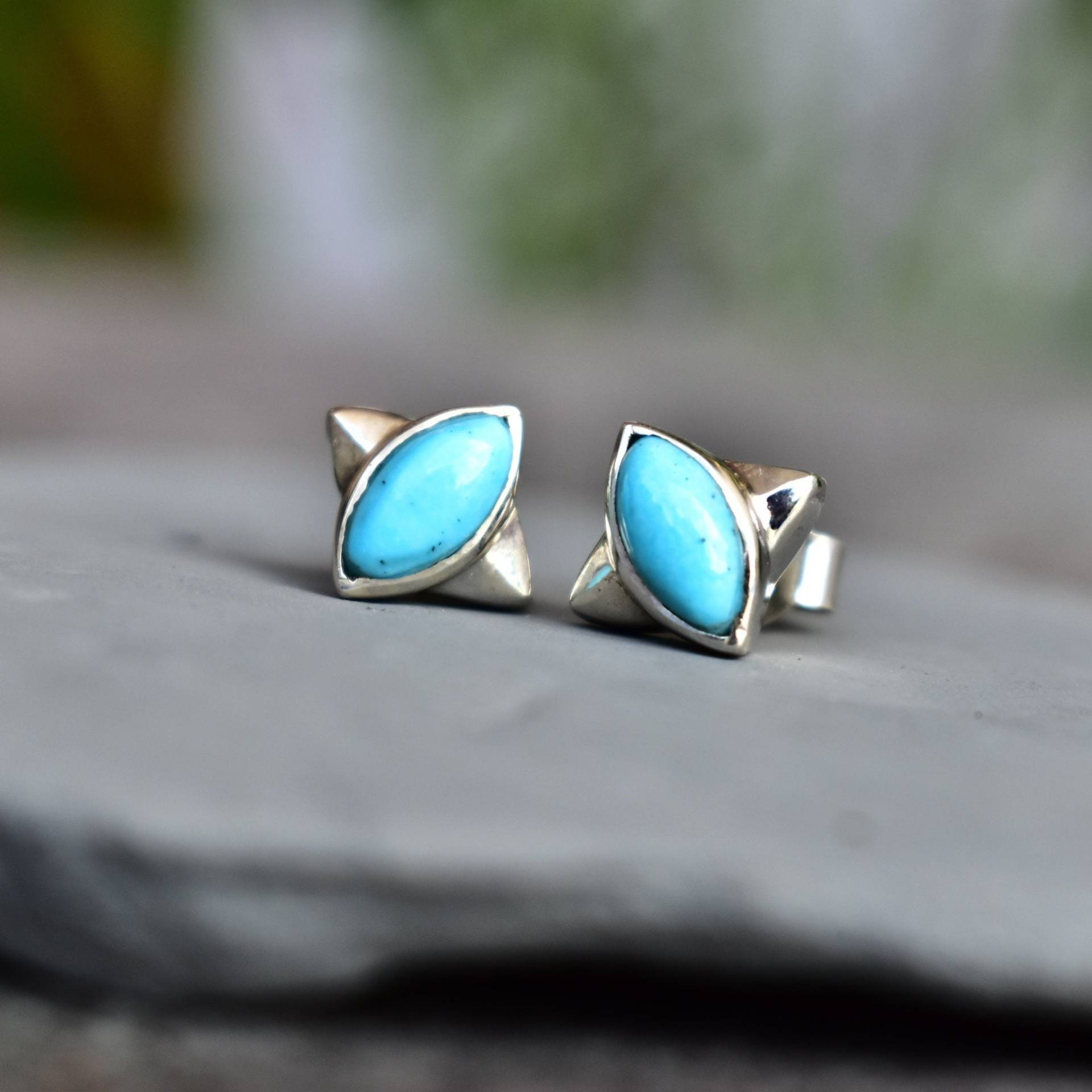 Niedliche Türkis Ohrstecker Kleine Ohrringe Handgefertigte Für Den Alltag Geschenk Für Sie von KeetaLuxury