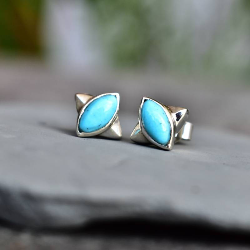 Niedliche Türkis Ohrstecker Kleine Ohrringe Handgefertigte Für Den Alltag Geschenk Für Sie von KeetaLuxury