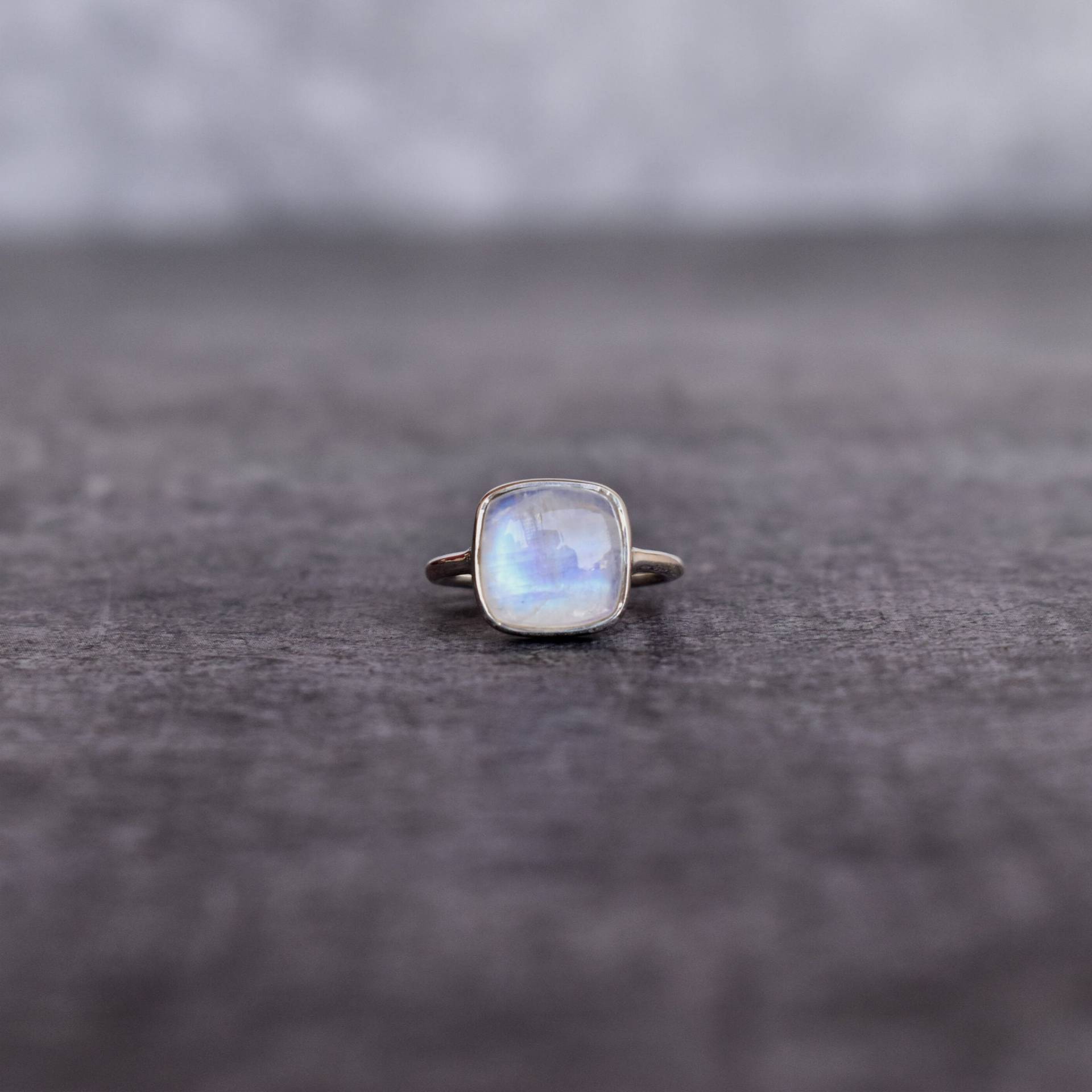 Regenbogen Mondstein Ring Handgemachter Ring Aus Sterling Silber Silber von KeetaLuxury