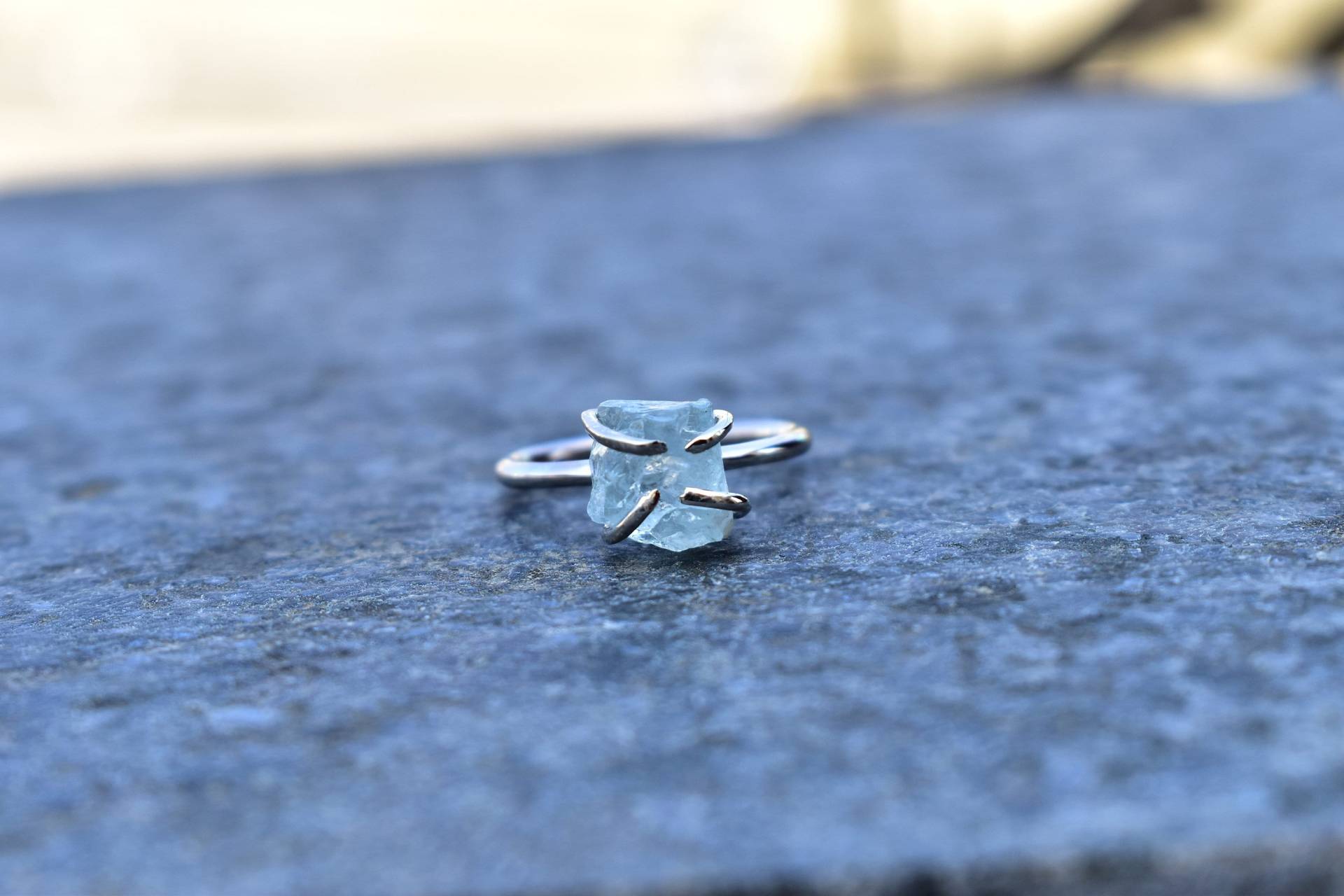 Rohe Aquamarin Ringe, Sterling Silber Rohkristall Ring, März Geburtsstein, Heilender Kristall, Geschenk Für Sie, Rhodium Plated von KeetaLuxury