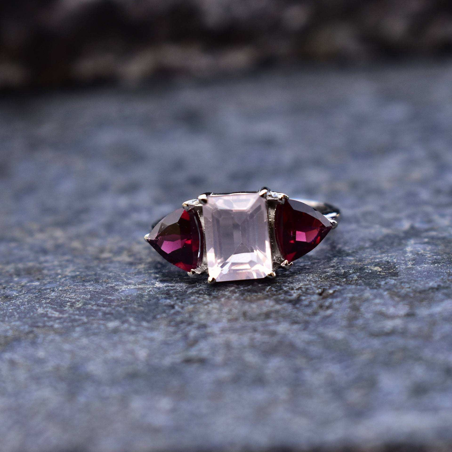 Rosenquarz Ring, Cocktailring, Rosa Quarz Und Granat Einfacher Verlobungsring, Geschenk Januar Geburtsstein, Rosaquarz Cocktailring von KeetaLuxury