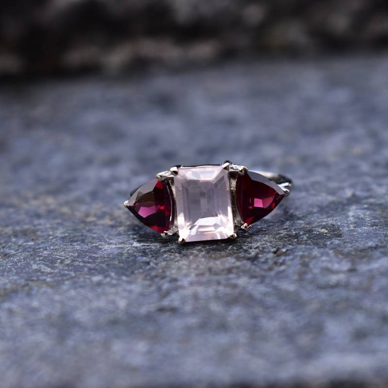 Rosenquarz Ring, Cocktailring, Rosa Quarz Und Granat Einfacher Verlobungsring, Geschenk Januar Geburtsstein, Rosaquarz Cocktailring von KeetaLuxury