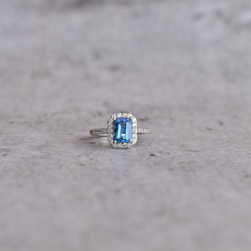 Sterling Silber London Blauer Topas Smaragd Geschnitten Halo-Ring, Ring, Smaragd-Schliff, Blauer Edelstein, Ehering, Sterlingsilber von KeetaLuxury