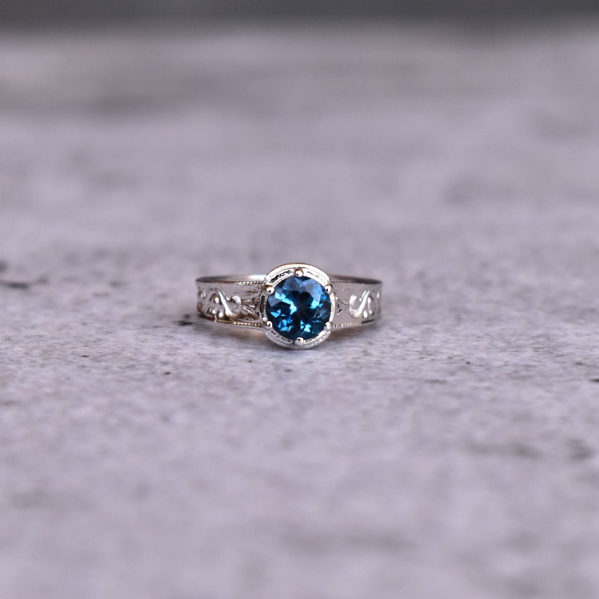 Vintage Inspiriert London Blau Topas Verlobungsring, Rundschliff Ring, Brautring Oder Jahrestag Ring Für Sie, Geschenk Sie von KeetaLuxury
