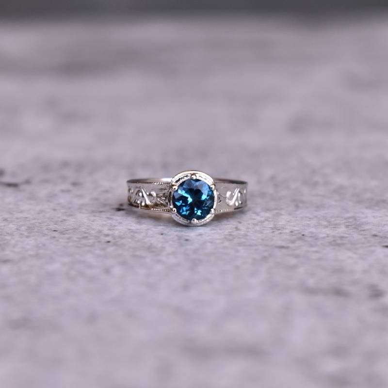Vintage Inspiriert London Blau Topas Verlobungsring, Rundschliff Ring, Brautring Oder Jahrestag Ring Für Sie, Geschenk Sie von KeetaLuxury