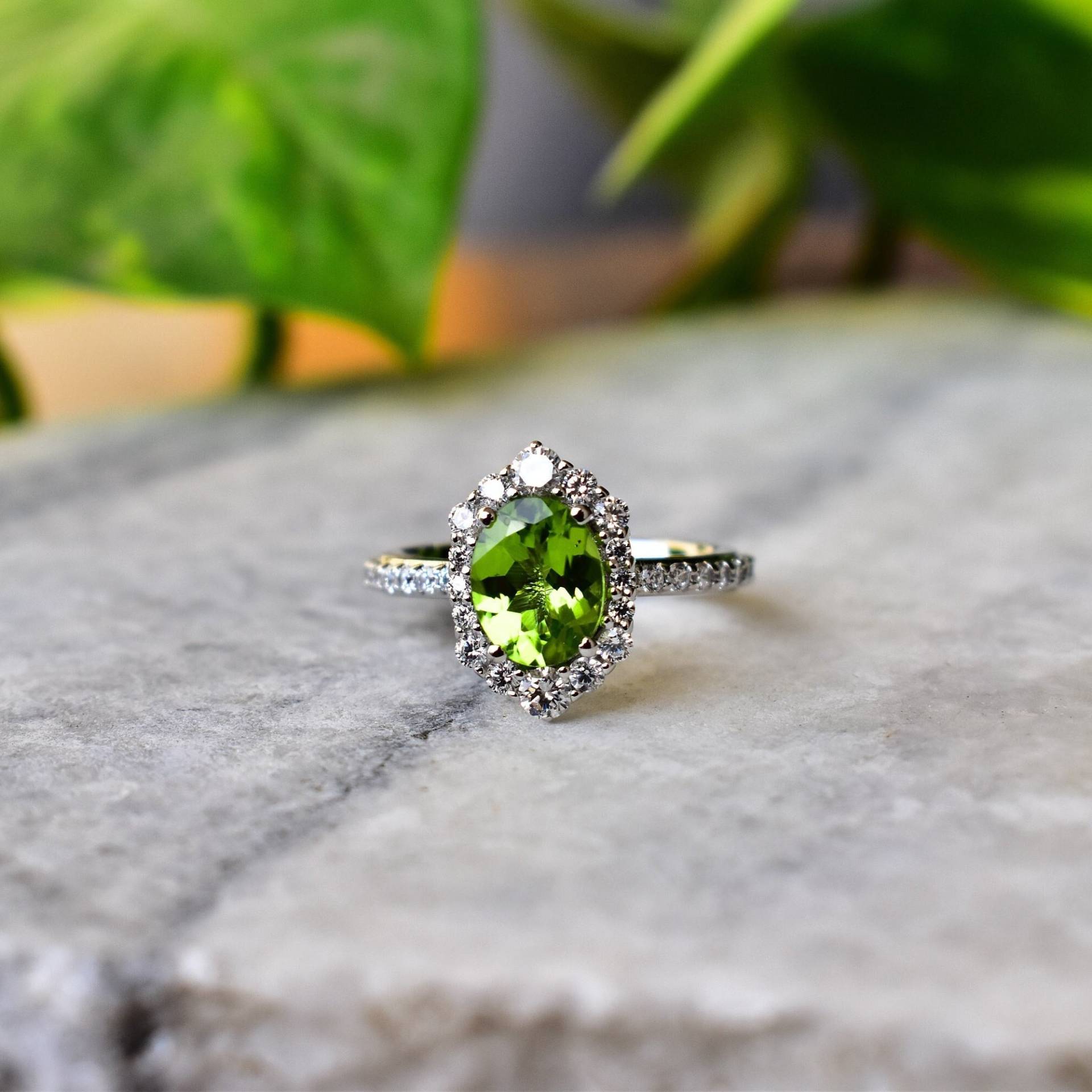 Vintage Inspirierter Echter Peridot Halo Ring - Glänzender Grüner, Edelsteinring Im Ovalschliff, Verlobungsringe Für Frauen, August Geburtsstein von KeetaLuxury