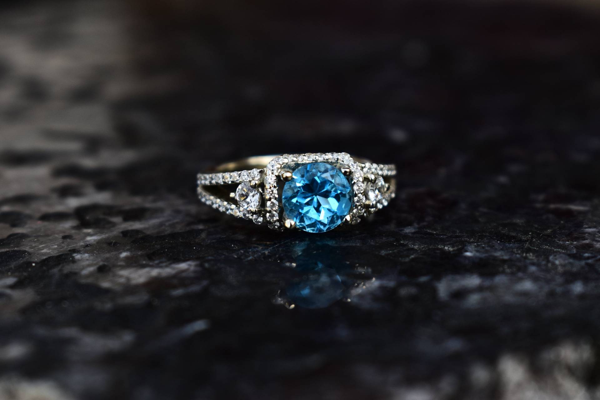 Vintage London Blautopas Ring Rundschliff, Versprechen Verlobungsring, 925 Sterling Silber, Halo Ringe Für Frauen von KeetaLuxury