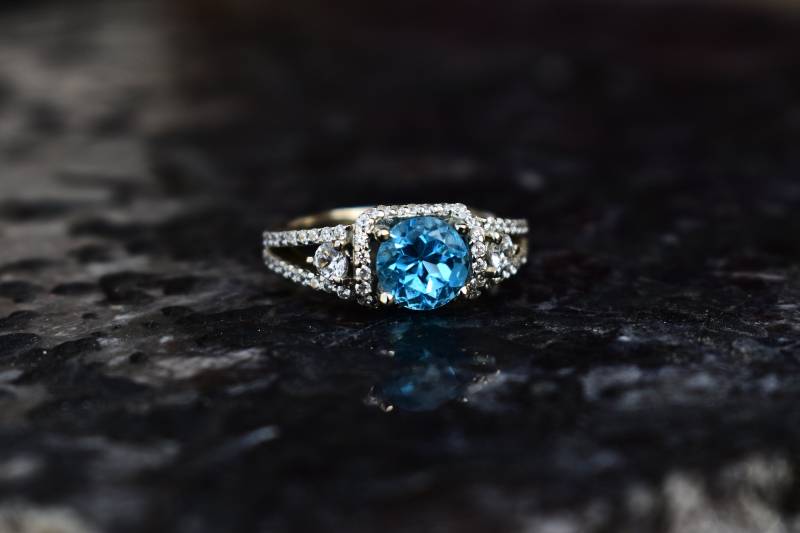 Vintage London Blautopas Ring Rundschliff, Versprechen Verlobungsring, 925 Sterling Silber, Halo Ringe Für Frauen von KeetaLuxury