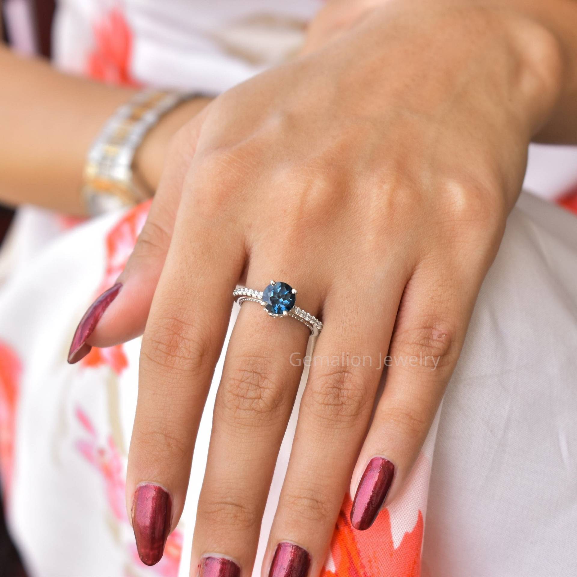 Vintage Natürlich London Blue Topas Ring, Rundschliff Blauer Edelstein, Topaz Sterling Silber Mit Rhodium Beendet, Halo-Ring von KeetaLuxury