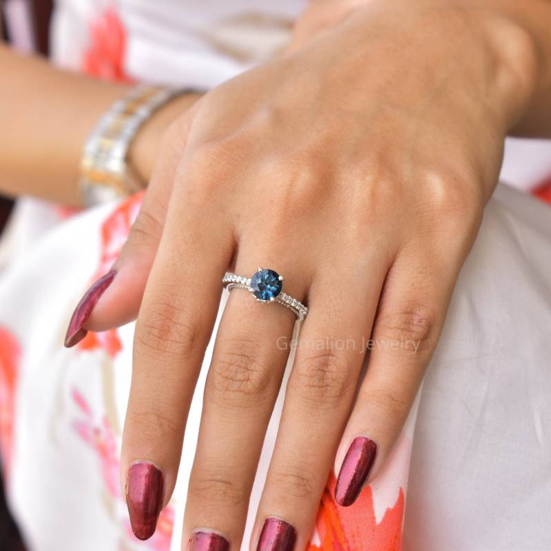 Vintage Natürlich London Blue Topas Ring, Rundschliff Blauer Edelstein, Topaz Sterling Silber Mit Rhodium Beendet, Halo-Ring von KeetaLuxury