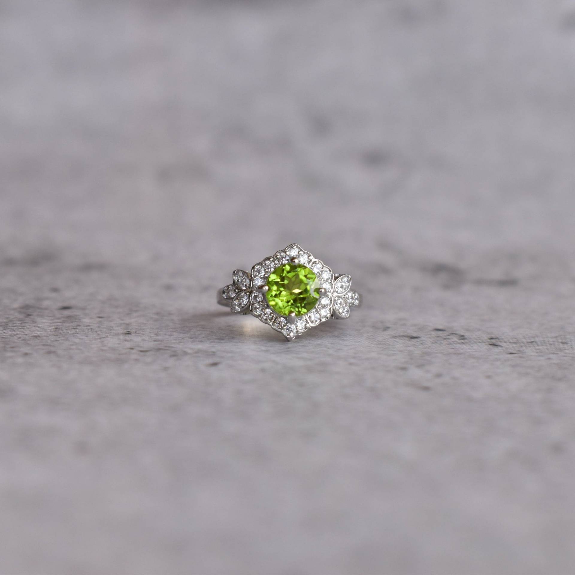 Vintage Peridot Ring, Halo Verlobungsring, Natürlicher Peridot, Runder Silberring Rhodium Überzogen, Braut Ring von KeetaLuxury