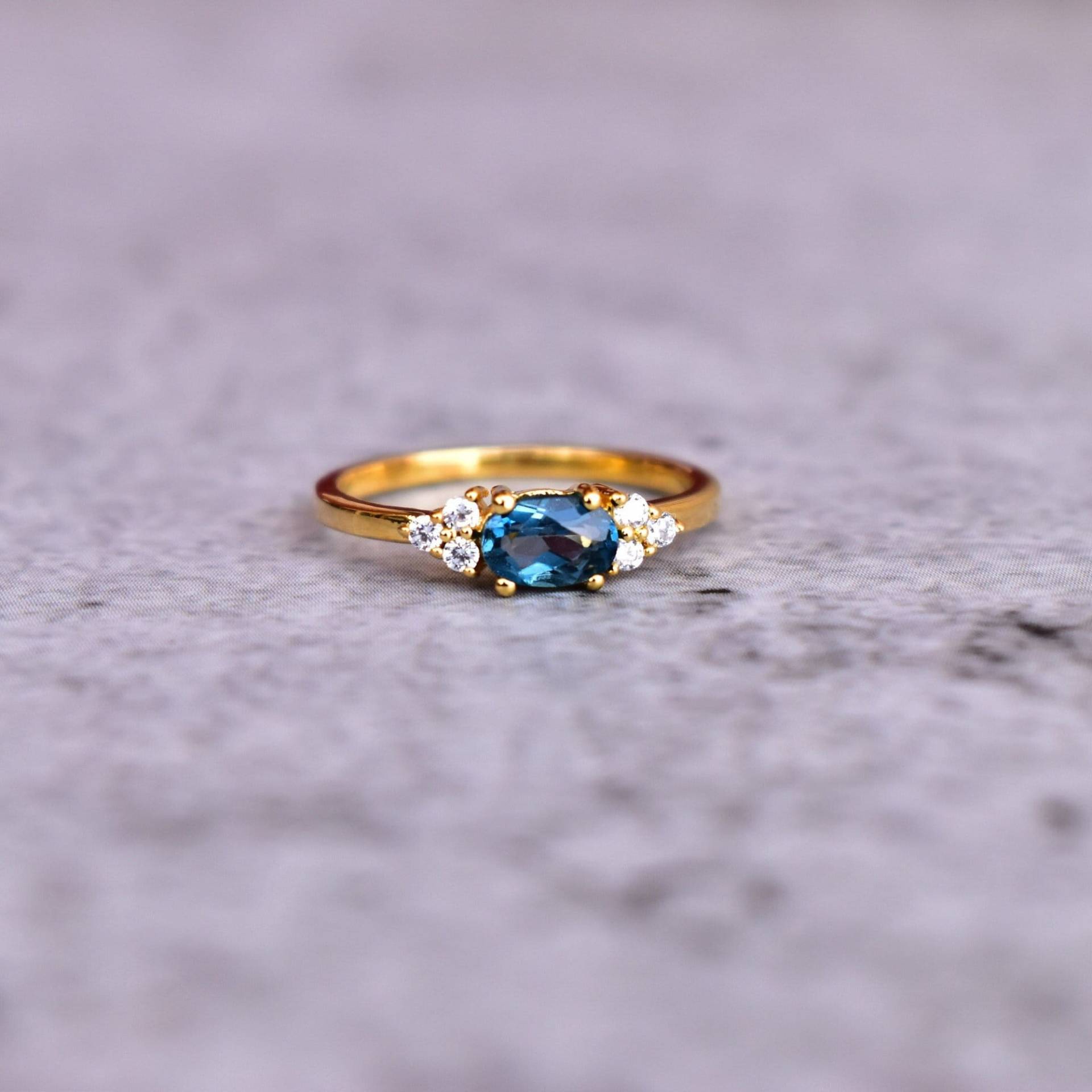 Zierlicher Blauer Topas Ring London, Minimalist Ring, Niedlicher Mit Blauem Edelstein, Gold-Ehering, Jubiläumsgeschenk Für Sie von KeetaLuxury