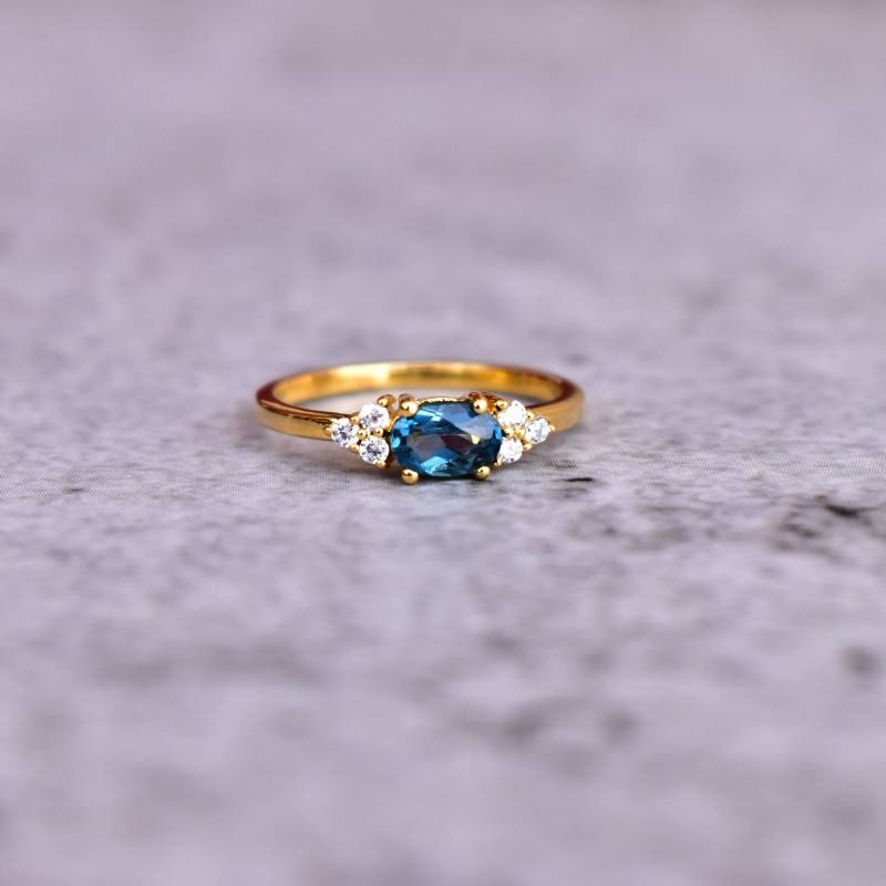 Zierlicher Blauer Topas Ring London, Minimalist Ring, Niedlicher Mit Blauem Edelstein, Gold-Ehering, Jubiläumsgeschenk Für Sie von KeetaLuxury