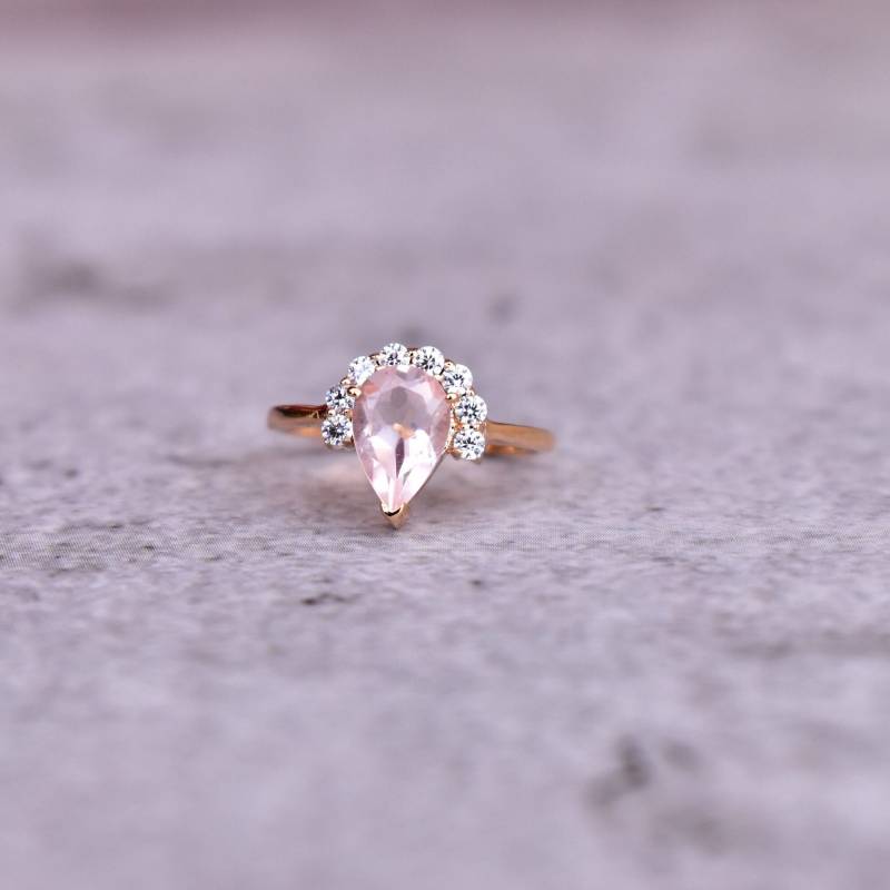 Zierlicher Vintage Inspirierter Rosenquarz Ring, Hochzeitsgeschenk, Schmuck, Januar Ring von KeetaLuxury
