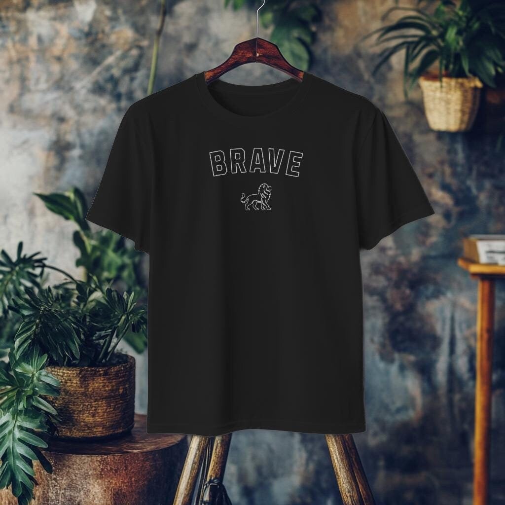Löwe T-Shirt, Brave, Potter-Fan-T-Shirt, Fandom, Potterhead-Geschenk, Zauberwelt-Shirt, Buchliebhaber-Geschenk von Kegelhut