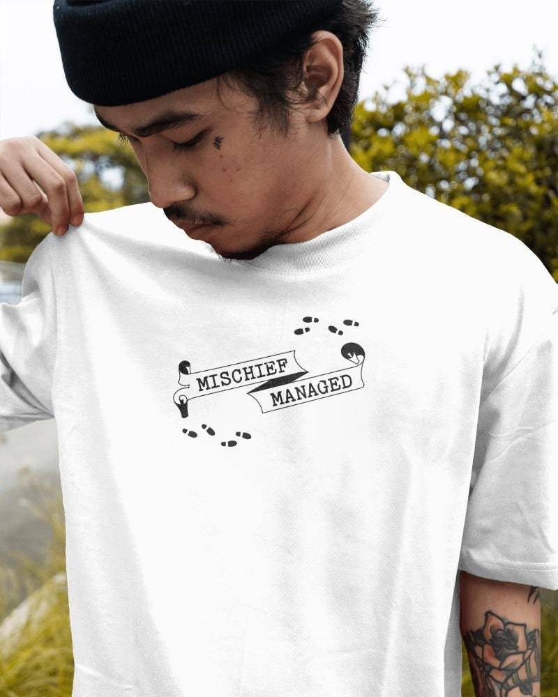 Mischief Managed Shirt, Potter-Fan-T-Shirt, Fandom, Potterhead-Geschenk, Zauberwelt-Shirt, Buchliebhaber-Geschenk Mischief Managed Shirt, Potter-Fan-T-Shirt, Fandom, Potterhead-Geschenk, Zauberwelt-Shirt, Buchliebhaber-Geschenk von Kegelhut
