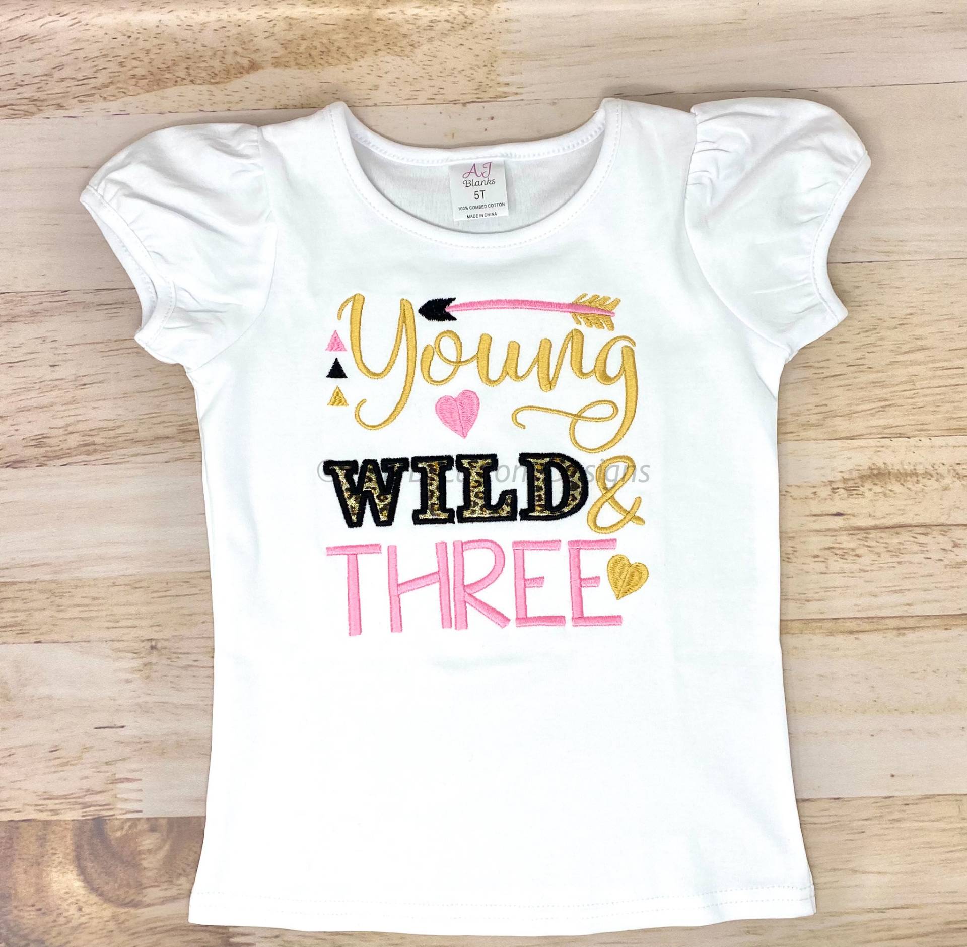 3rd Birthday Shirt, Junge Wild Und Drei, Mädchen Geburtstag Personalisierte Stickerei Kinder Shirt von KehDCustomDesigns