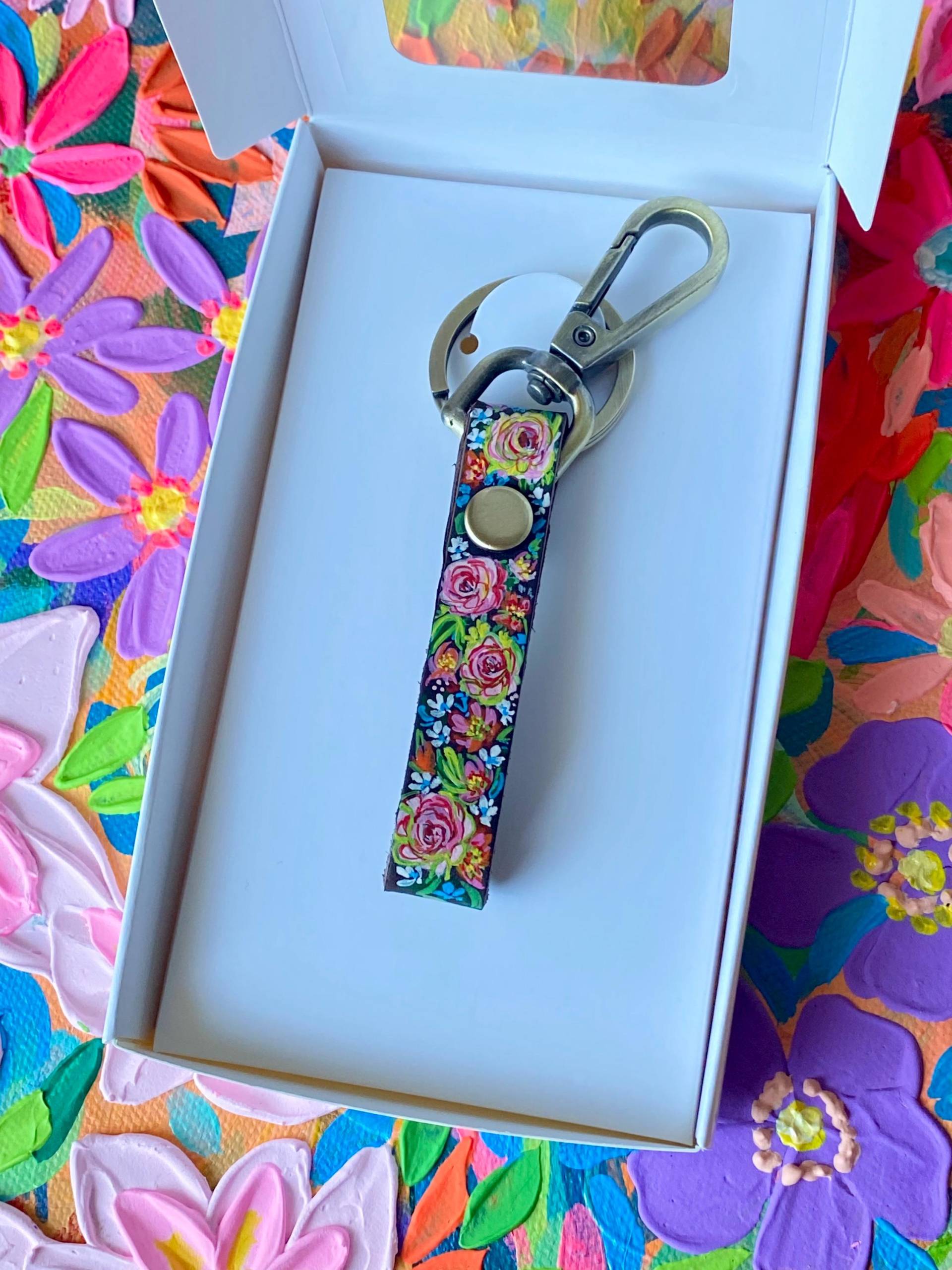 Handbemalte Leder Schlüsselanhänger Blumen Schlüsselanhänger, Perfektes Geschenk Für Liebhaber Handbemalte Leder Schlüsselanhänger Blumen Schlüsselanhänger, Perfektes Geschenk Für Liebhaber von KeiKeiArts