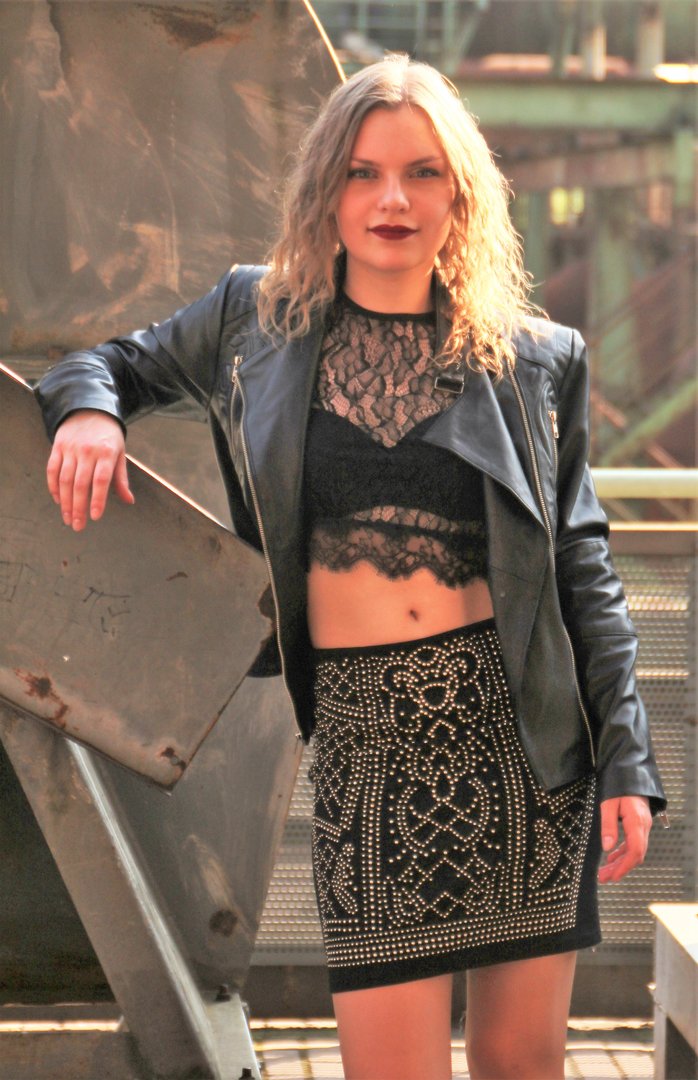 Rock mit goldenen Nieten von Keine Angabe