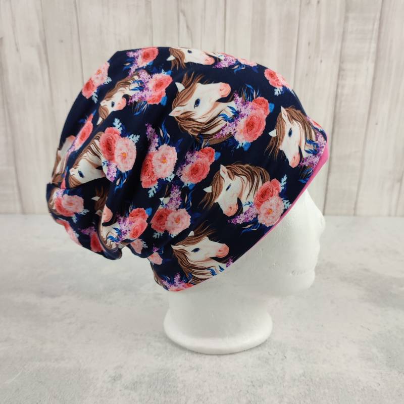 Beanie Mädchen Pferde, Kindermütze in Dunkelblau Und Pink, Gemustert Mit Pferdeköpfen Blumen, Größe Ca. 48 Bis 54 cm Kopfumfang von Kekero