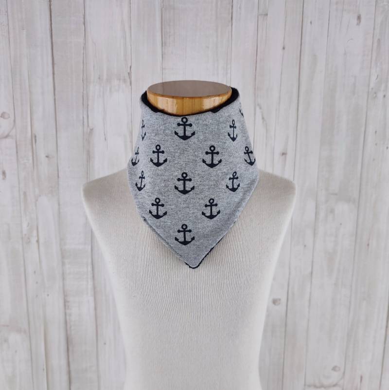 Halstuch Dreieckstuch Für Babys, Genäht Aus Sweatshirtstoff in Grau Meliert, Gemustert Mit Ankern Und Fleece Dunkelblau von Kekero
