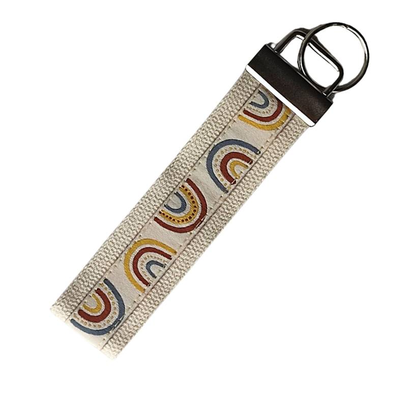 Schlüsselband Boho Regenbogen, Handgemachter Schlüsselanhänger Mit Regenbogenmotiven, Natur Senf Grau Braun, Geschenk Für Frauen Und Mädchen von Kekero