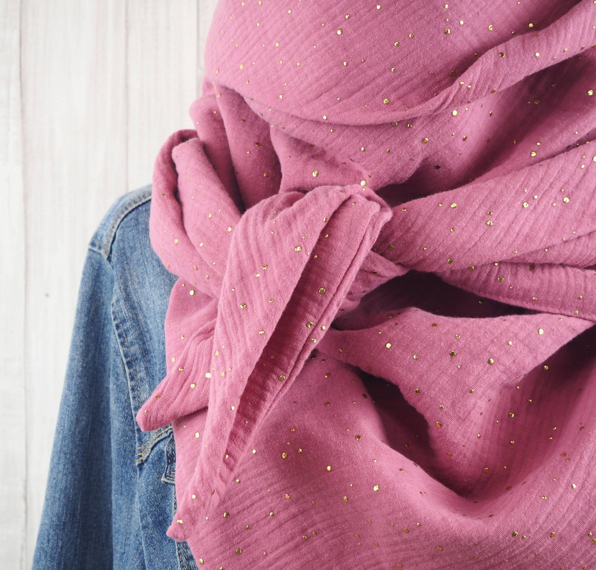 Tuch Dreieckstuch Musselin Altrosa Mit Tupfen in Gold, Schal Für Damen, Xxl Aus Baumwolle, Mamatuch von Kekero