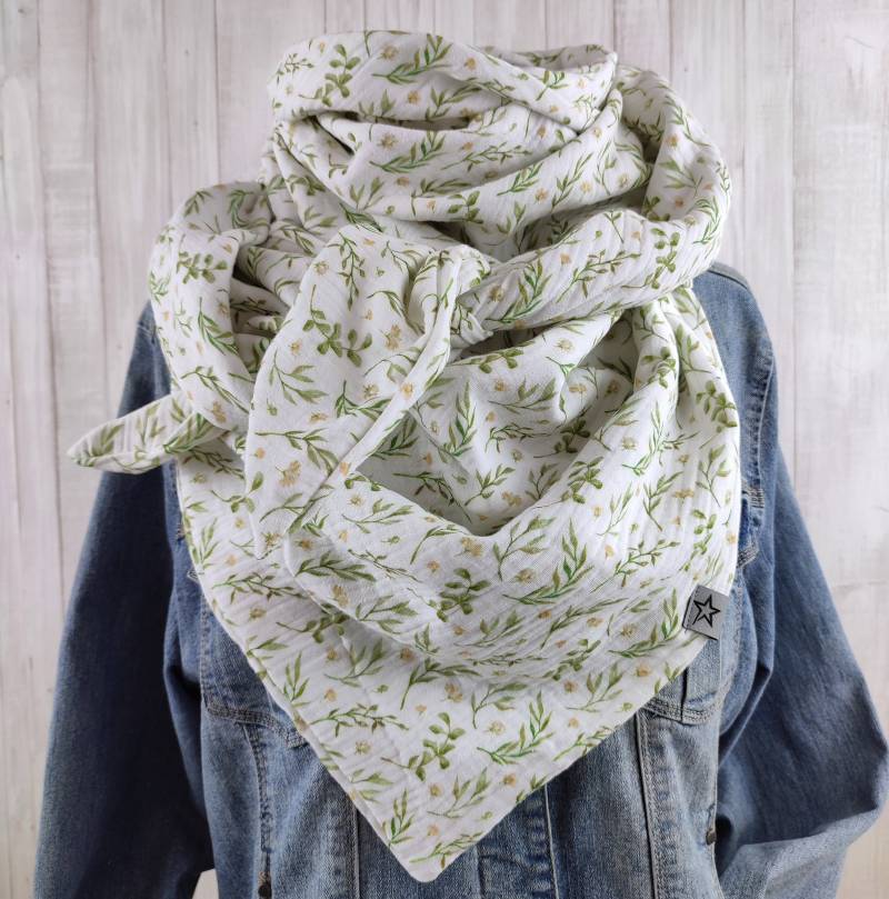 Tuch Dreieckstuch Musselin Damen, Weiß Mit Gräsern Und Kräutern in Grün, Xxl Aus Baumwolle, Mamatuch von Kekero