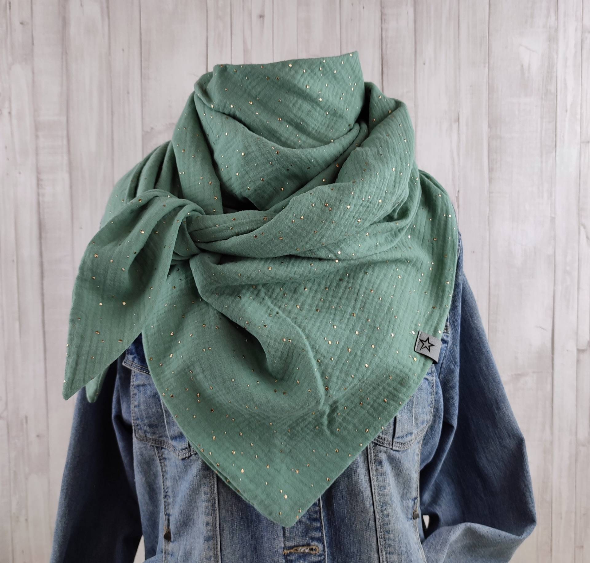 Tuch Dreieckstuch Musselin Salbei Mit Tupfen in Gold, Schal Für Damen, Xxl Aus Baumwolle, Mamatuch von Kekero