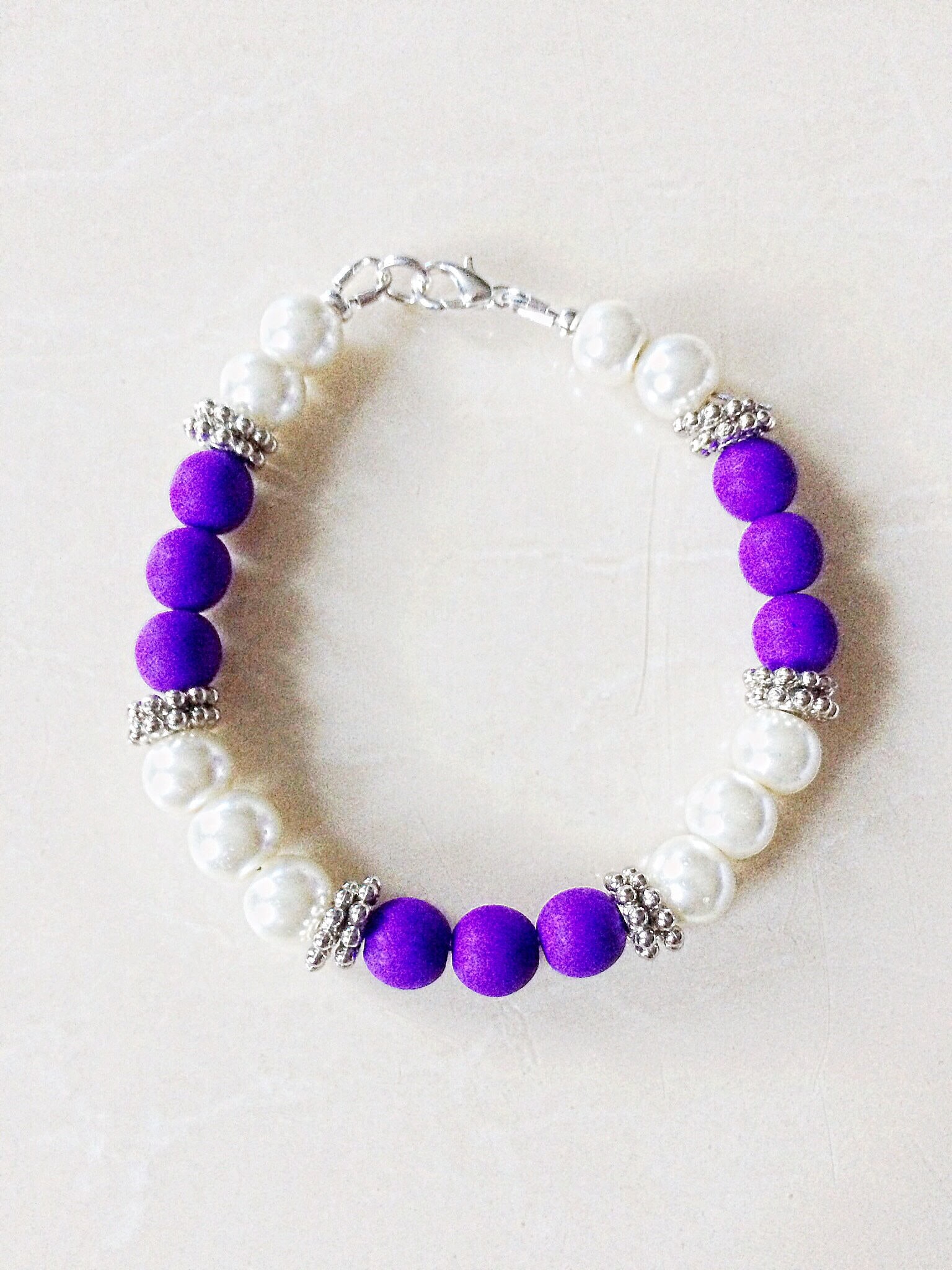 Neon Lila & Glas Perle Armband Neon Lila & Glas Perle Armband von KelandyDesigns