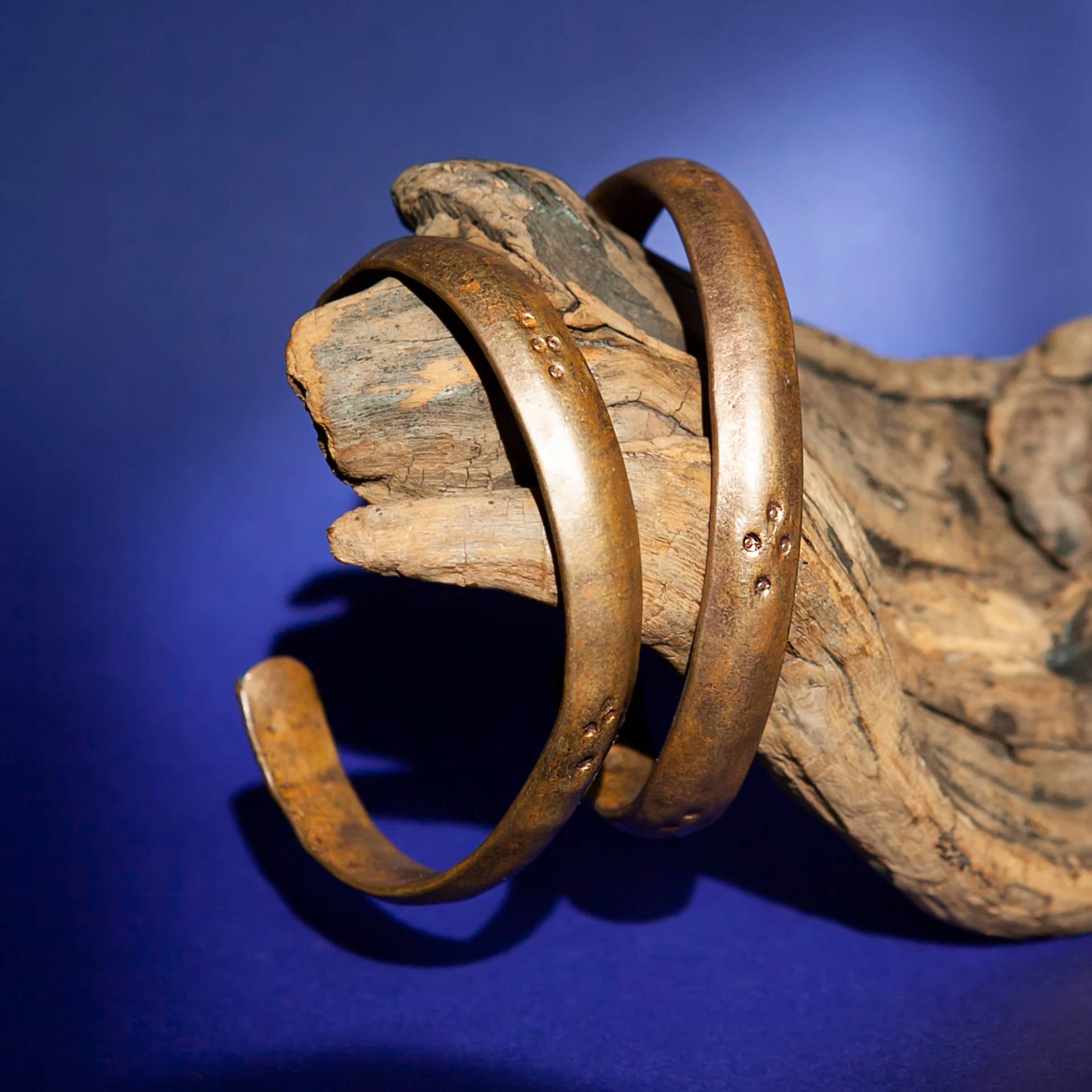 Handmade Gestempelt Kupfer Armreif Mixed Metal Healing Armband von KelemShop