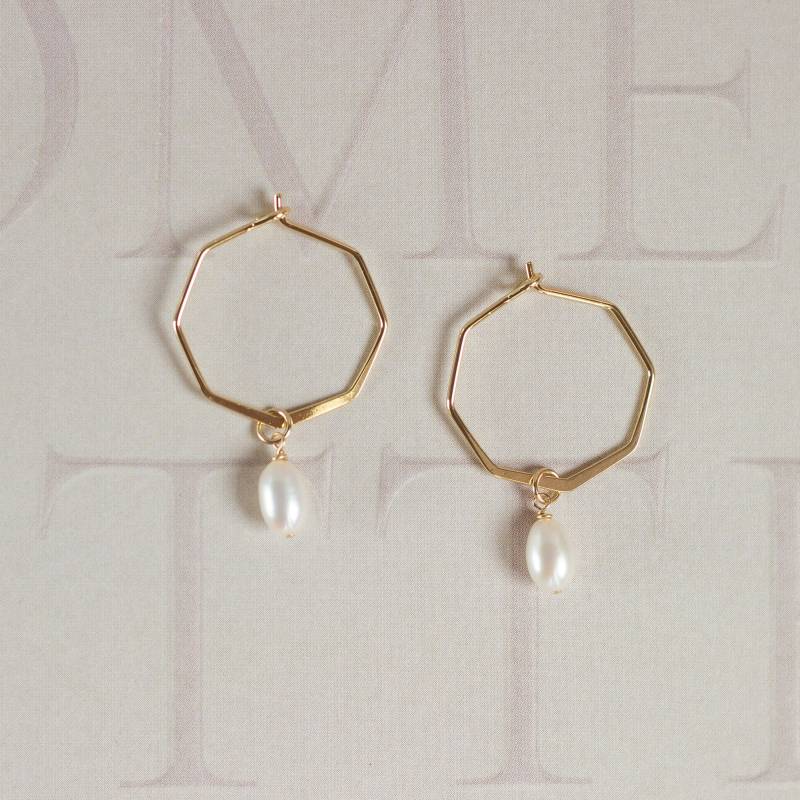 Boho Creolen in Gold Mit Ovalen Perlen, Perlenanhänger, Filigrane Süßwasserperlen, Perlenohrringe, Geschenk Teenager von KelilaJewelry