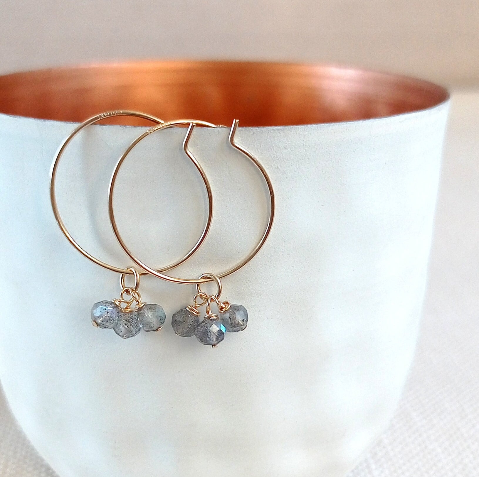 Creolen Gold Mit Labradorit, Edelsteinen, Dünne Creolen, Greolen Kleinen Steinchen, Anhänger, Geschenk Frau von KelilaJewelry