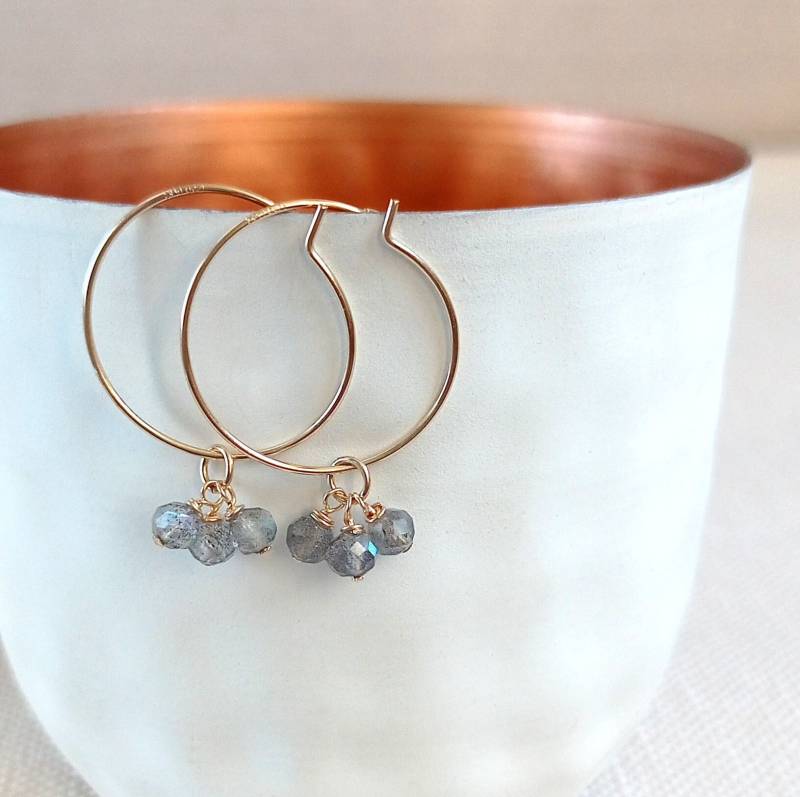 Creolen Gold Mit Labradorit, Edelsteinen, Dünne Creolen, Greolen Kleinen Steinchen, Anhänger, Geschenk Frau von KelilaJewelry