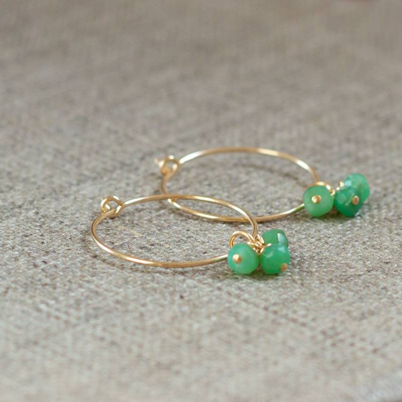 Creolen Mit Chrysopras in Grün, Dünne Gold Grünen Steinchen, Goldene Anhänger, Weihnachtsgeschenk Für Tochter von KelilaJewelry