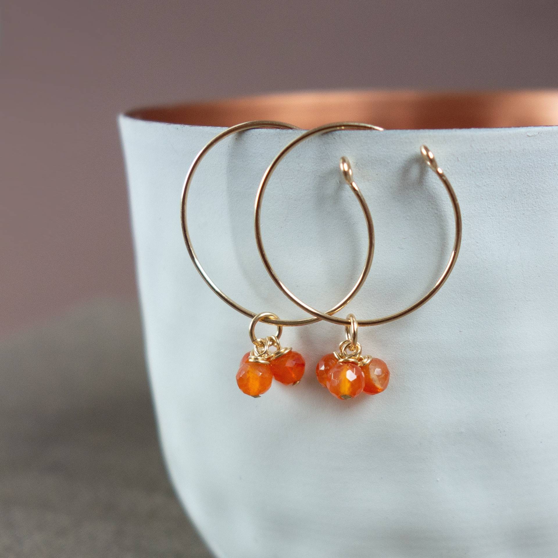Creolen Mit Karneol in Orange, Goldene Steinchen, Dünne Anhänger Edelstein, Weihnachtsgeschenk Gute Freundin von KelilaJewelry