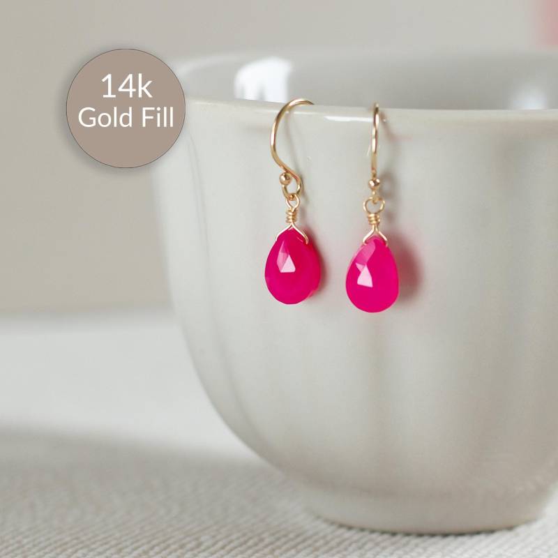 Filigrane Ohrringe in Gold Mit Chalcedon Pink, Neon Edelsteinen, Elegante Ohrhänger Pinken Steinen von KelilaJewelry