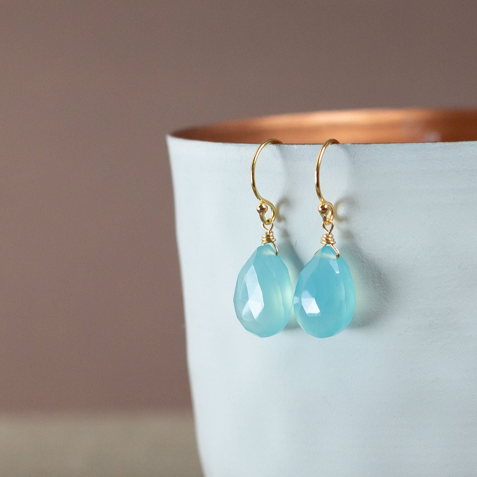 Hängende Ohrringe in Blau, Zarte Ohrhänger Gold, Filigrane Goldohrringe Mit Blauem Stein, Elegante Hängeohrringe Tropfen Hellblau von KelilaJewelry