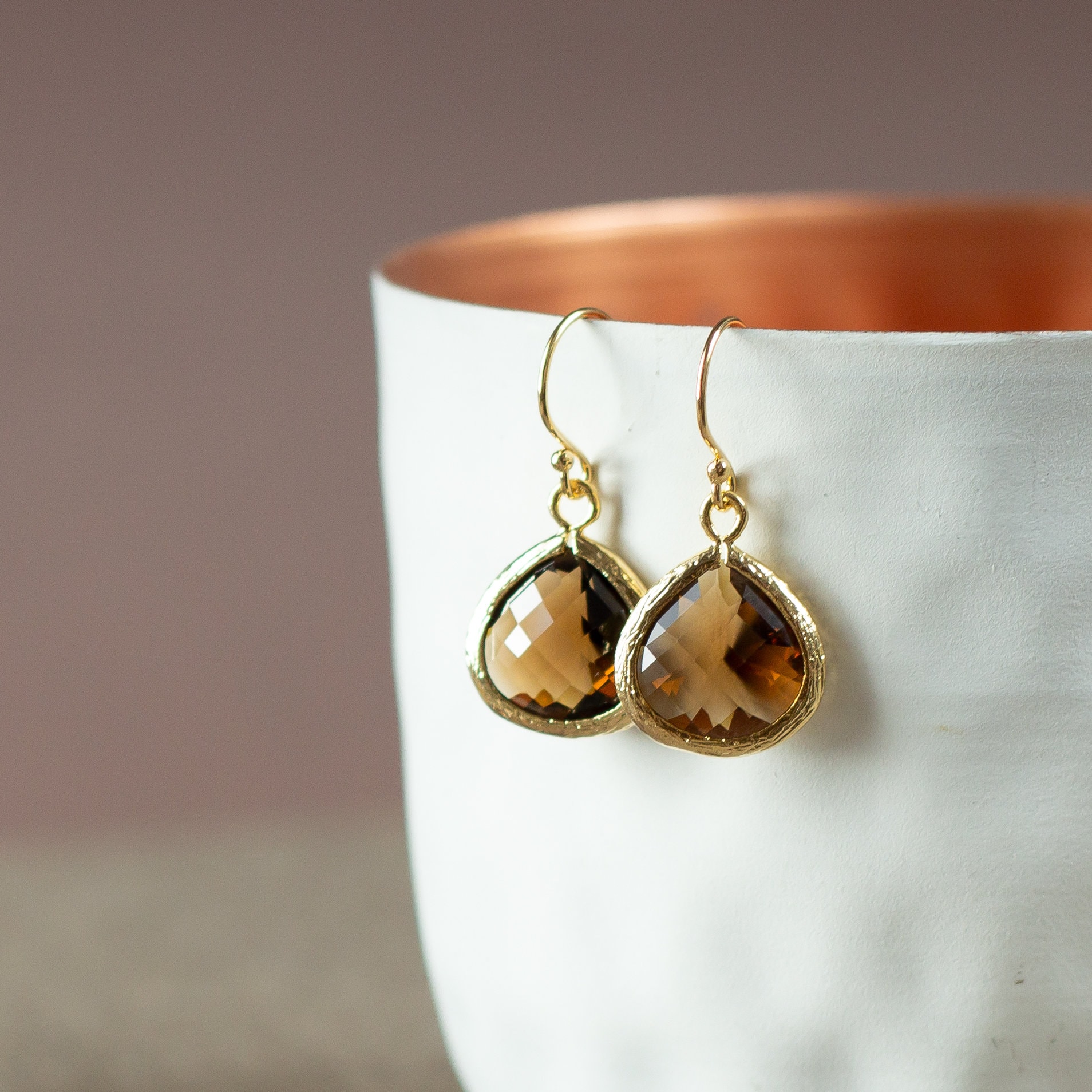 Hängende Ohrringe in Braun Tropfen Ohrhänger Gold Hängeohrringe Dunkelbraun Stein Mit Anhänger Goldohrringe Geschenk Für Frau von KelilaJewelry