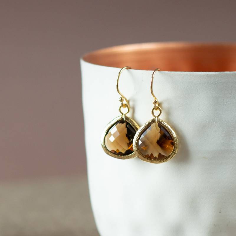 Hängende Ohrringe in Braun Tropfen Ohrhänger Gold Hängeohrringe Dunkelbraun Stein Mit Anhänger Goldohrringe Geschenk Für Frau von KelilaJewelry