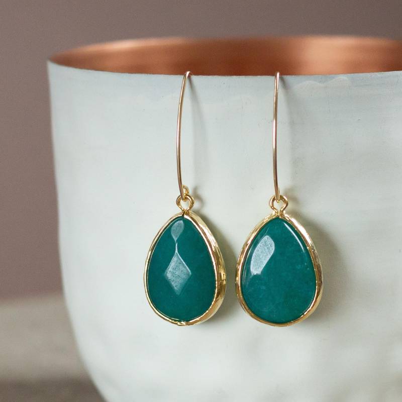 Hängende Ohrringe in Petrol, Lange Ohrhänger Mit Dunkelgrüner Jade, Tropfenohrringe Petrolblau, Elegante Goldohrringe Steinen von KelilaJewelry